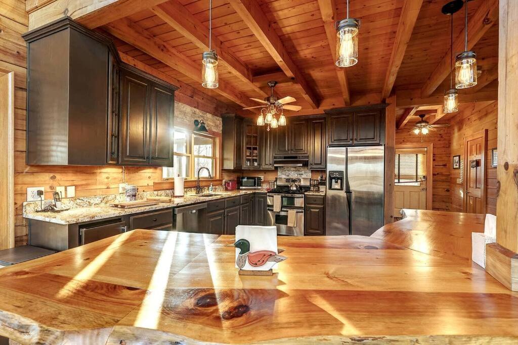 Blue Ridge Bliss- Spacious Cabin, Pets, Hot Tub! Екстериор снимка