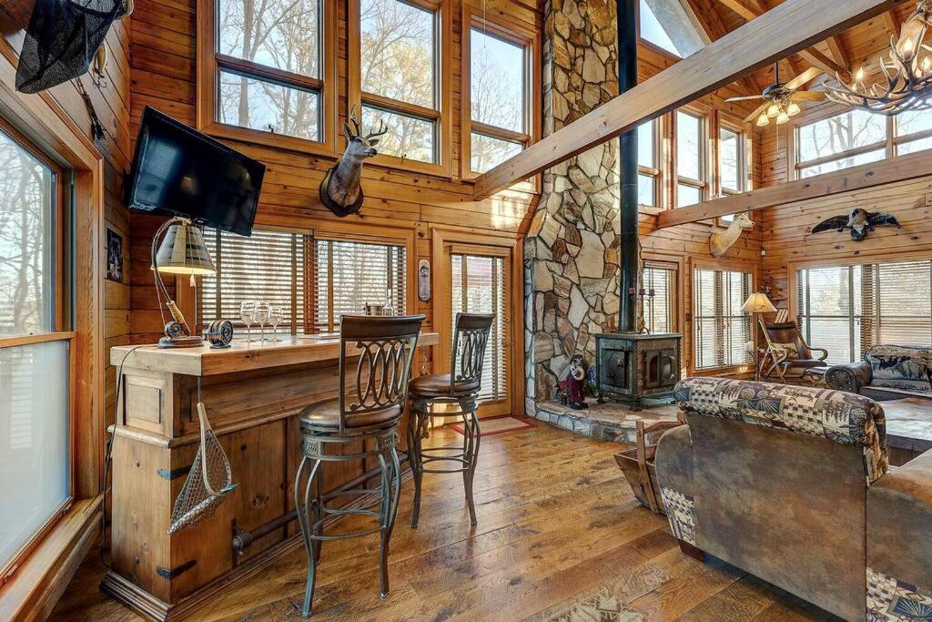 Blue Ridge Bliss- Spacious Cabin, Pets, Hot Tub! Екстериор снимка